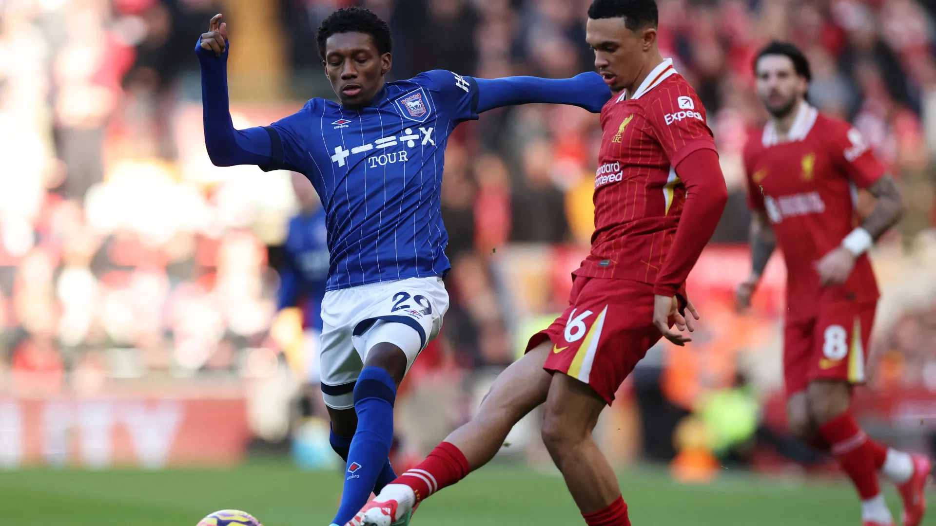 Jaden Philogene trong màu áo Ipswich Town, biểu tượng của sự tinh tế trên hàng công