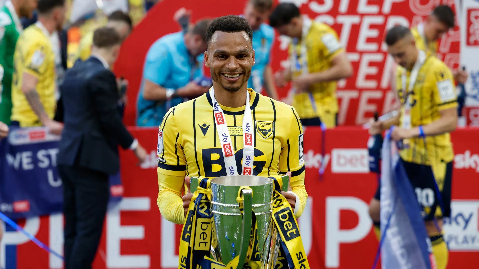 Josh Murphy ăn mừng bàn thắng cho Oxford United trong trận play-off quyết định