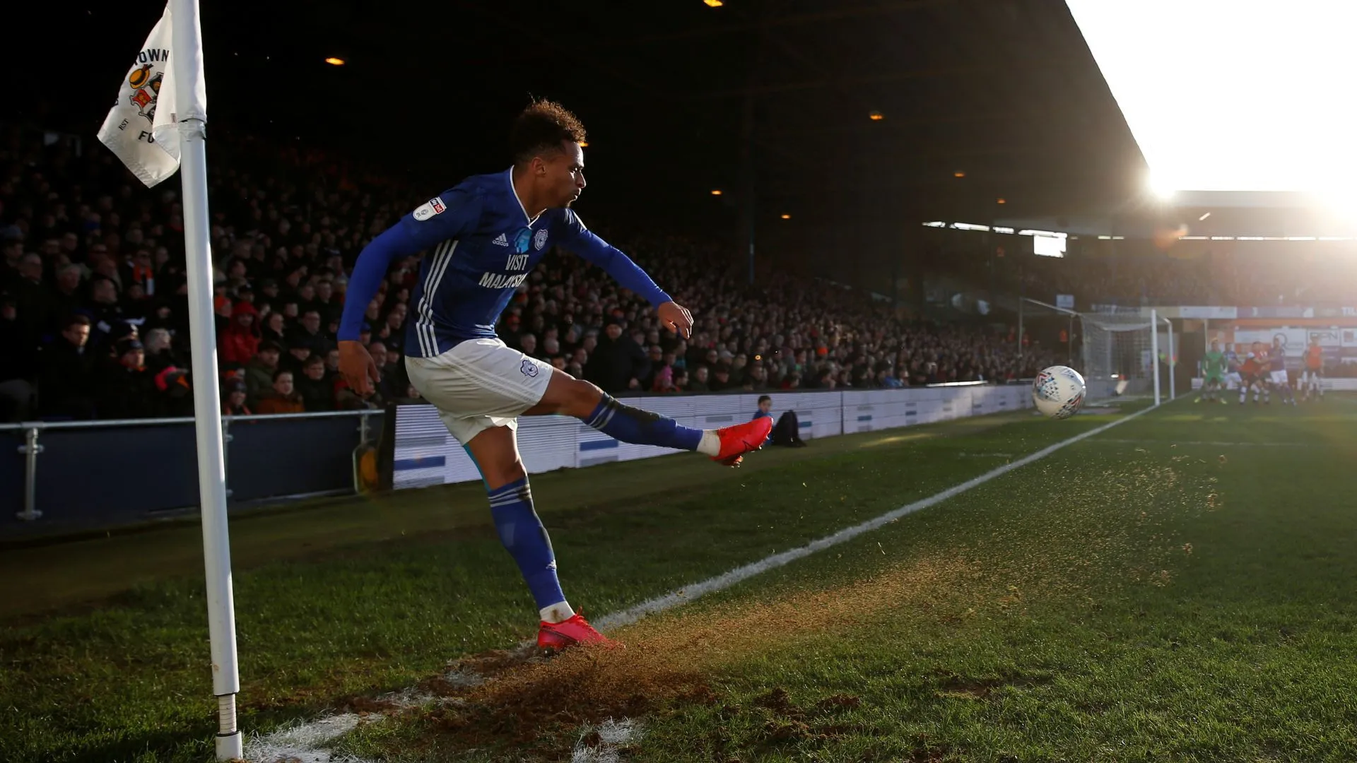 Josh Murphy trong màu áo Cardiff City đi bóng trong vòng cấm
