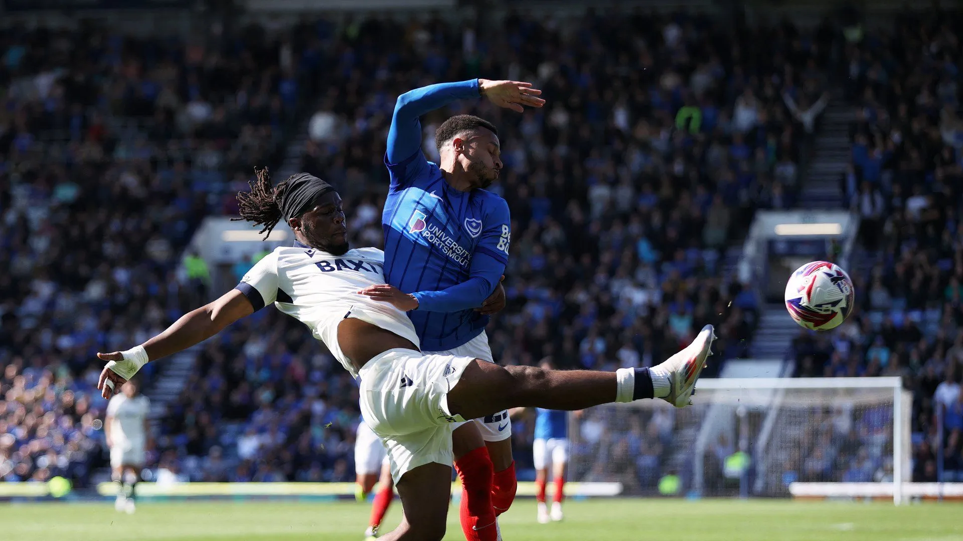 Josh Murphy trong màu áo Portsmouth với biểu tượng tốc độ và sáng tạo