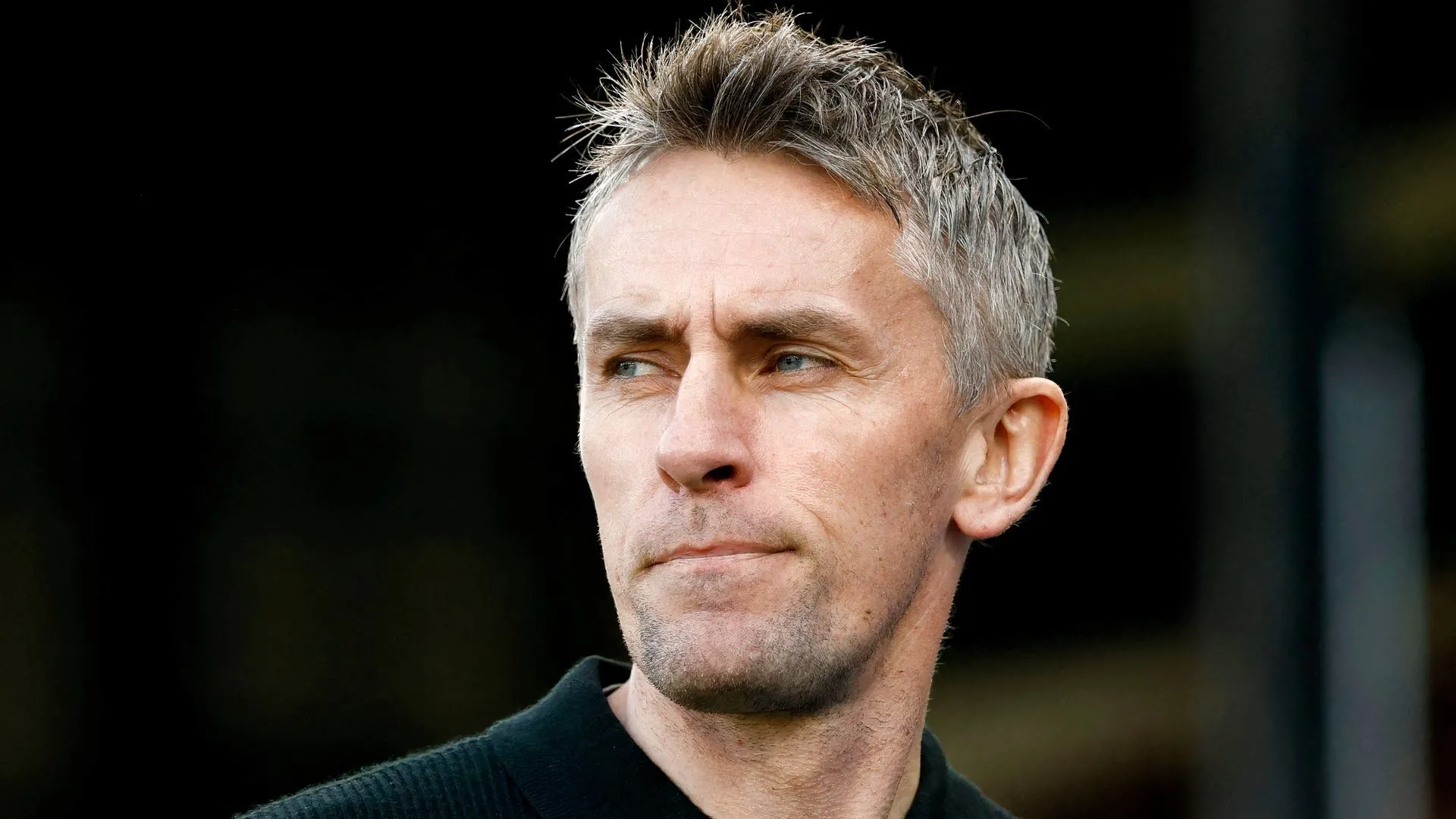 Kieran McKenna chỉ đạo học trò trong khu kỹ thuật, đối diện bài toán nhân sự khó nhằn