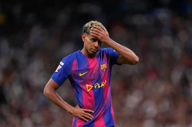 Lamine Yamal mệt mỏi sau trận El Clasico, ánh mắt buồn giữa áp lực truyền thông và sân khấu Camp Nou.
