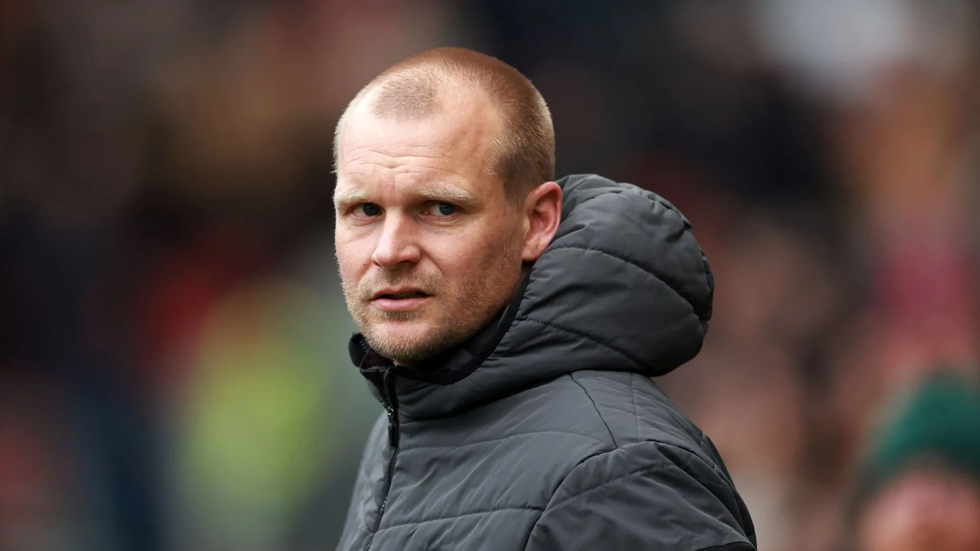 Liam Manning trực diện tại Carrow Road, biểu cảm lo lắng khi Norwich chìm trong khủng hoảng phong độ