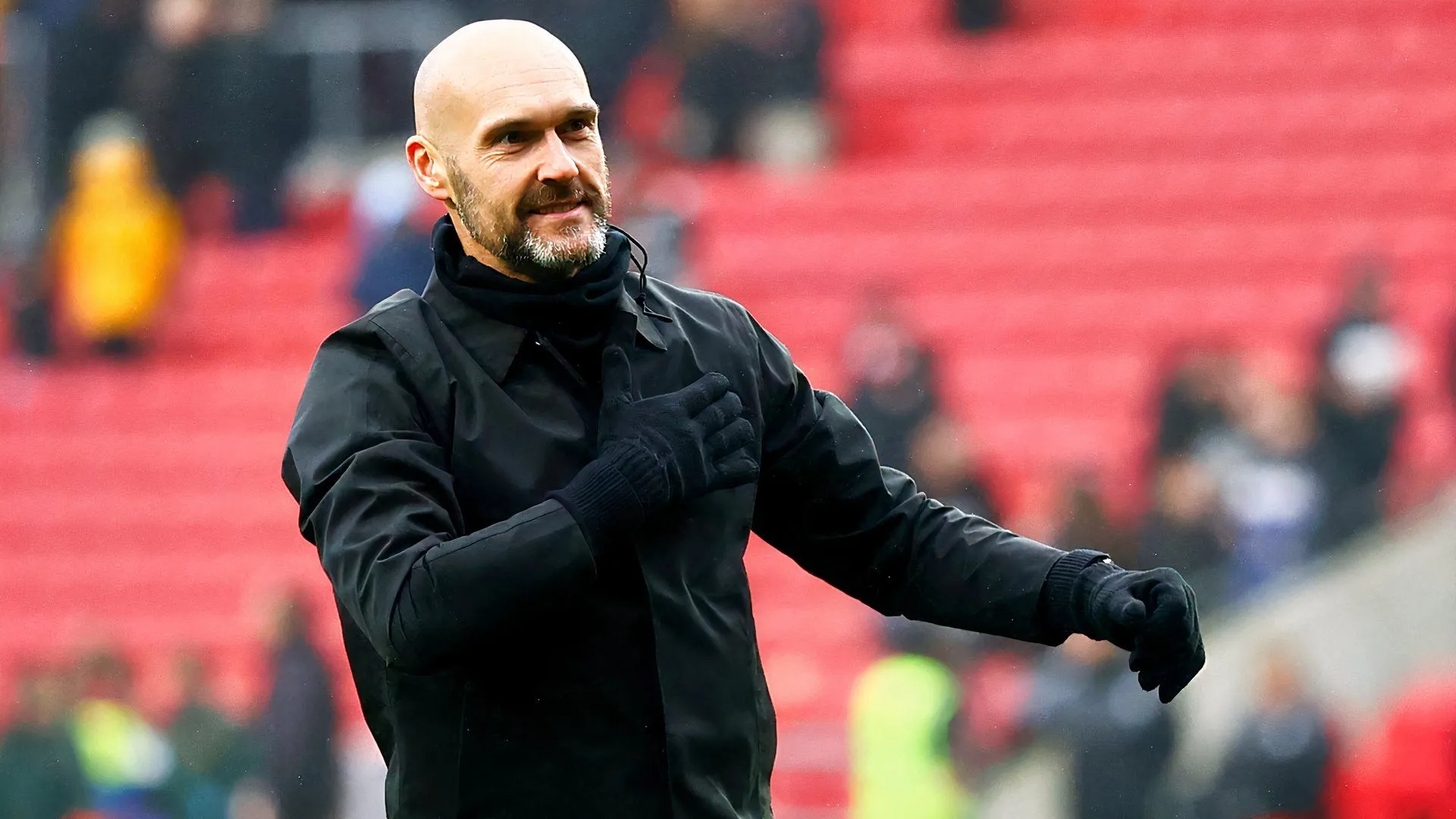 Luke Williams đứng chỉ đạo trên đường biên tại một trận đấu League One