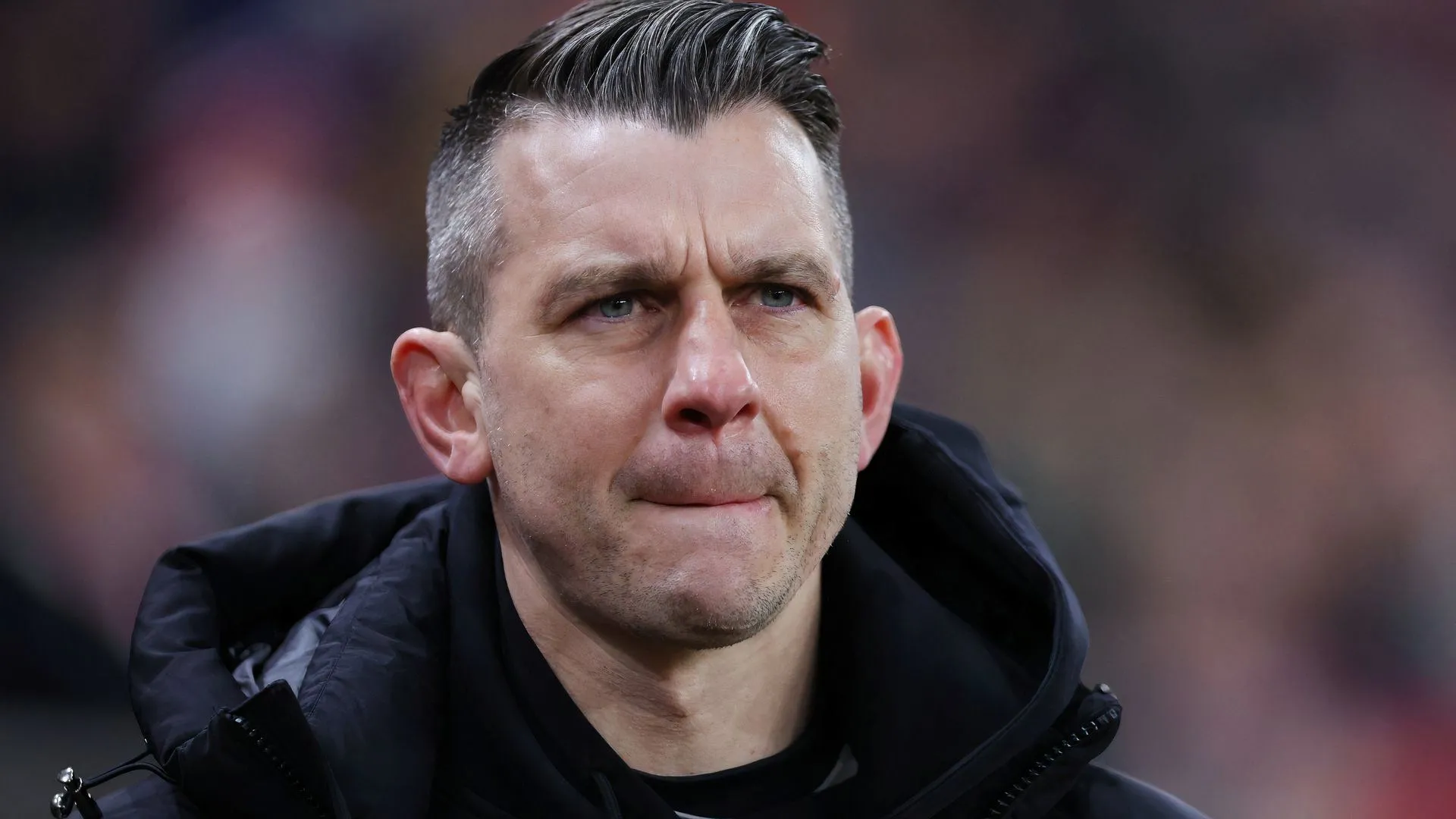 Matt Bloomfield trong buổi họp báo thời còn dẫn dắt Luton, hội tụ kinh nghiệm League One và mối quan hệ với Rob Couhig