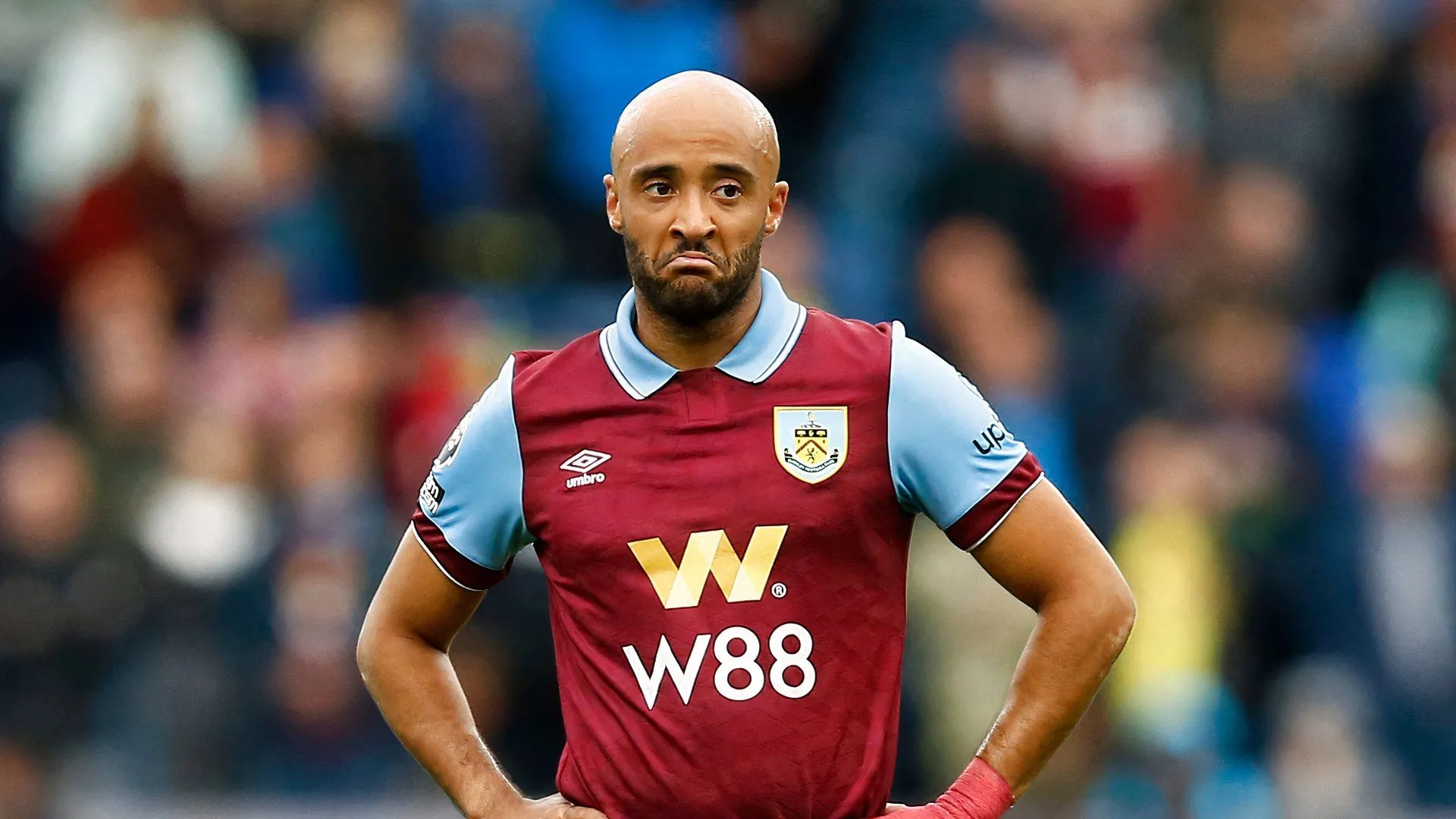 Nathan Redmond đột phá biên phải, biểu tượng của tốc độ và kỹ thuật rê bóng