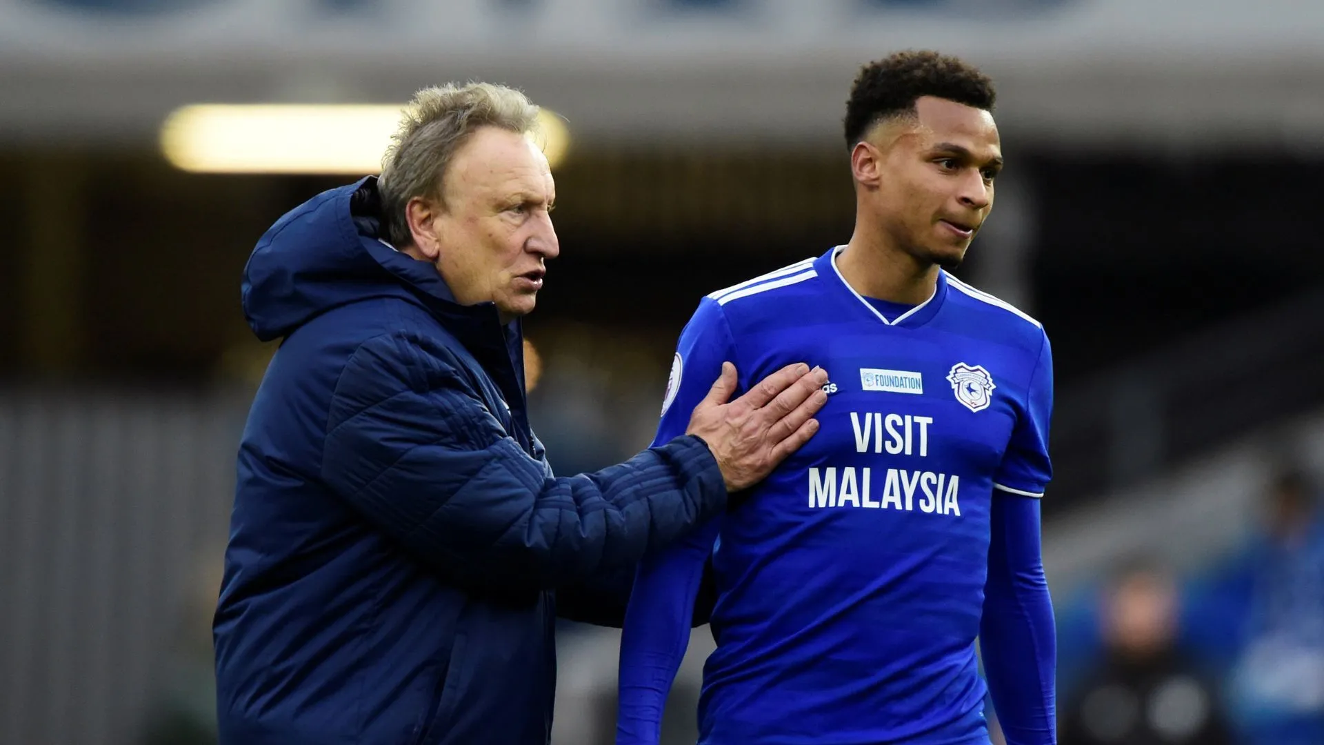 Neil Warnock trao đổi cùng Josh Murphy trên đường pitch