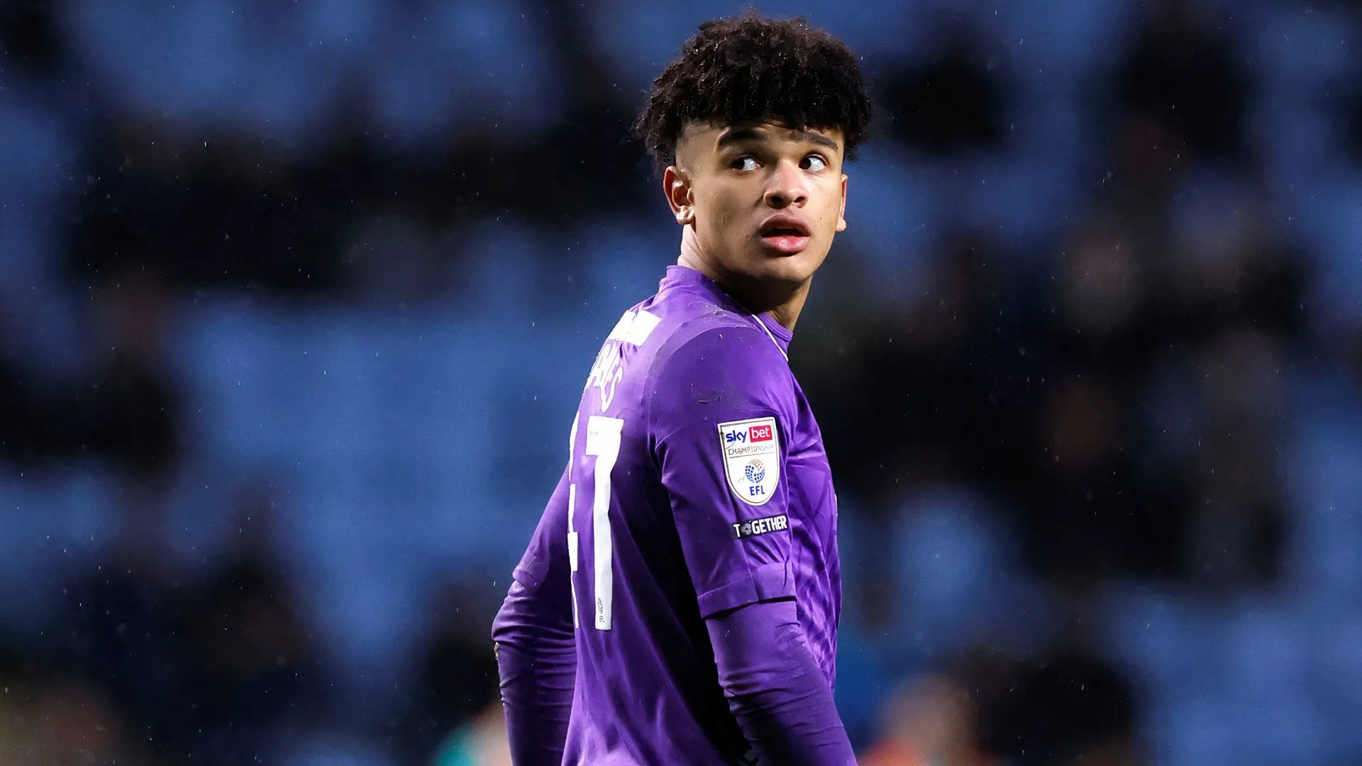 Pierce Charles trong màu áo tập luyện trước khi chấn thương vai khiến anh phải nghỉ thi đấu