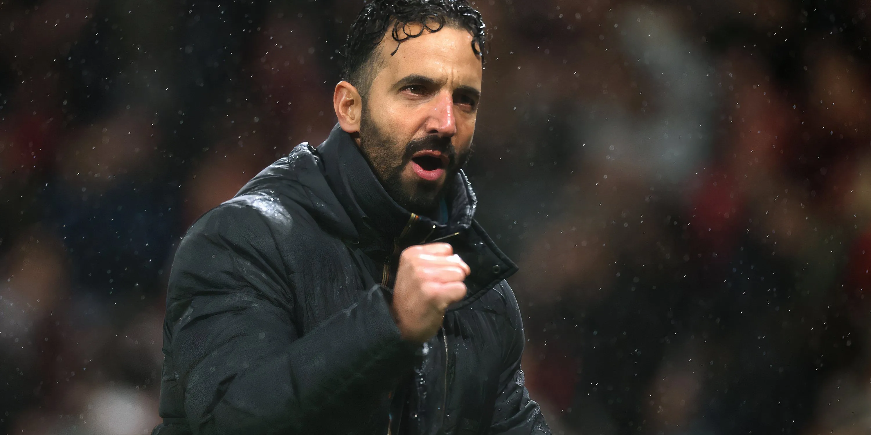 Ruben Amorim nhiệt huyết bên đường pitch tại Old Trafford