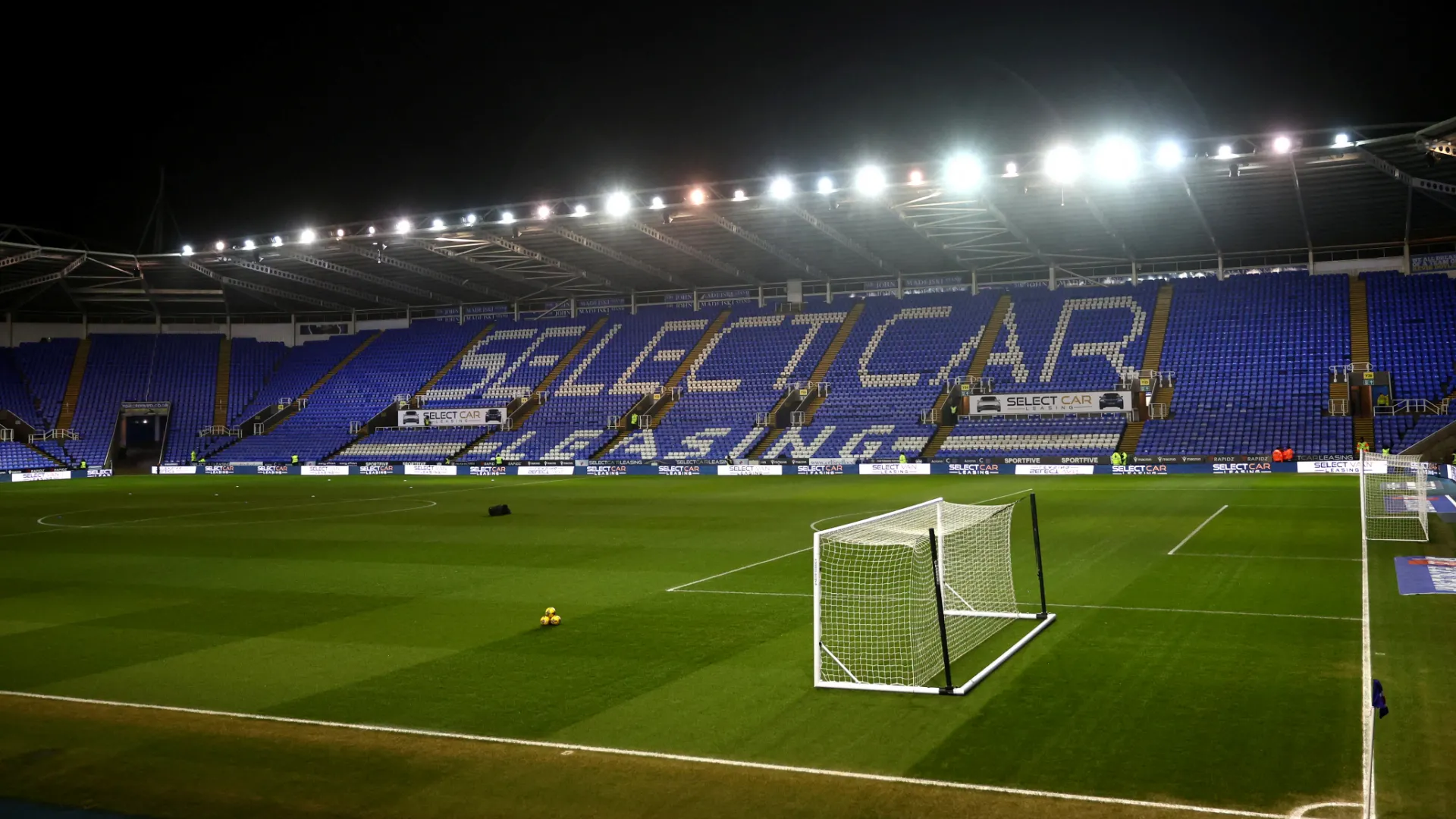 Select Car Leasing Stadium, nơi Reading tìm kiếm một khởi đầu mới