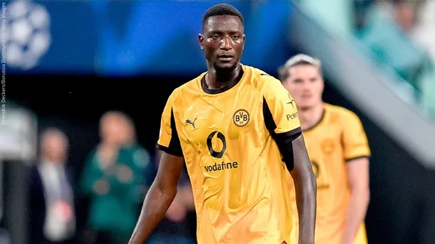 Serhou Guirassy trong màu áo Borussia Dortmund tranh chấp và press liên tục dù tịt ngòi