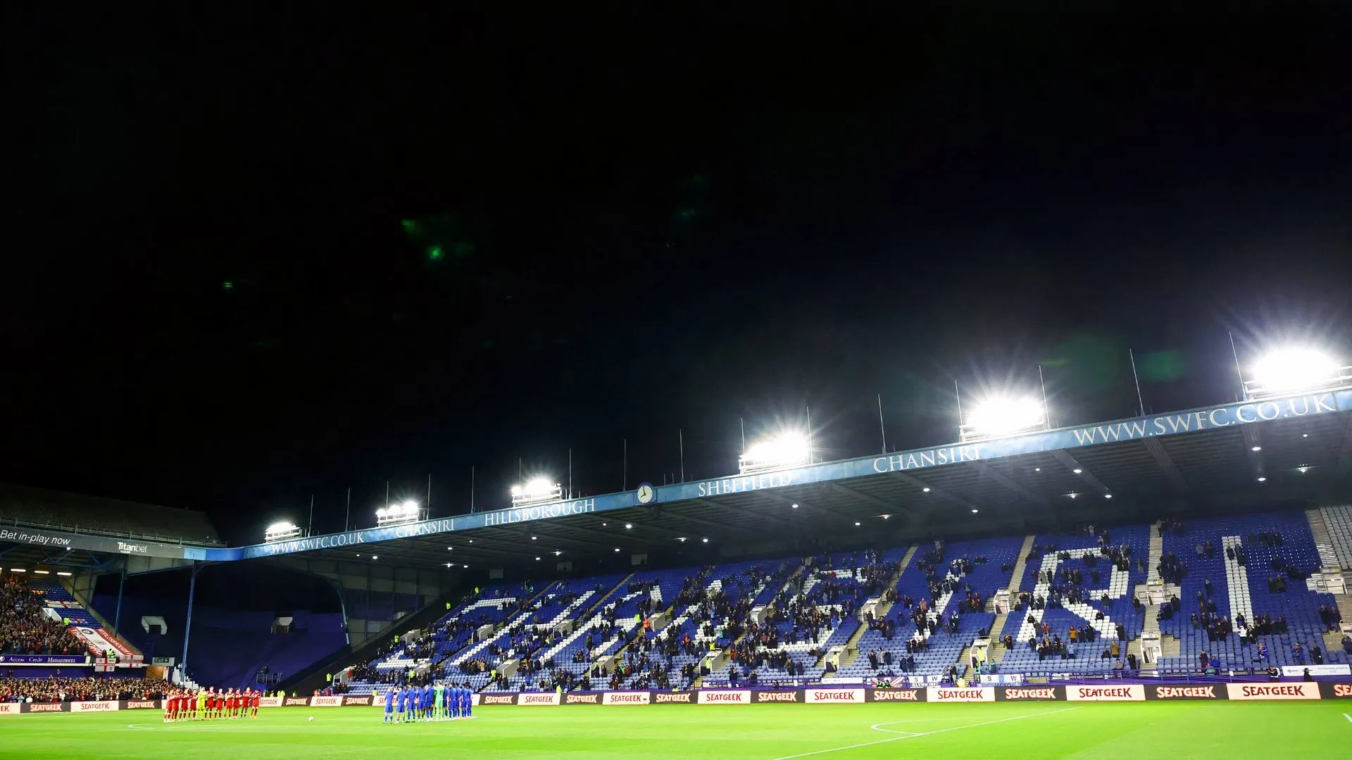 Sheffield Wednesday đối đầu Middlesbrough vài ngày trước khi đội bóng bước vào quá trình quản trị, bức ảnh gợi lại không khí căng thẳng trước biến động lớn