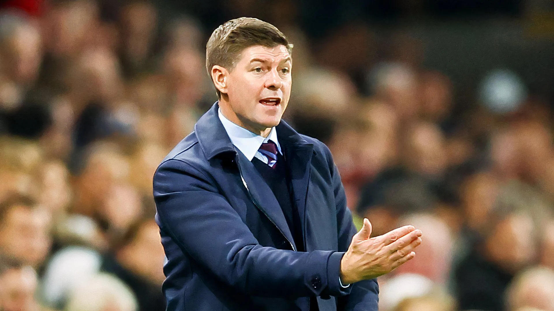 Steven Gerrard, cựu cầu thủ huyền thoại chuyển sang sự nghiệp huấn luyện với kinh nghiệm Rangers, Aston Villa và Saudi