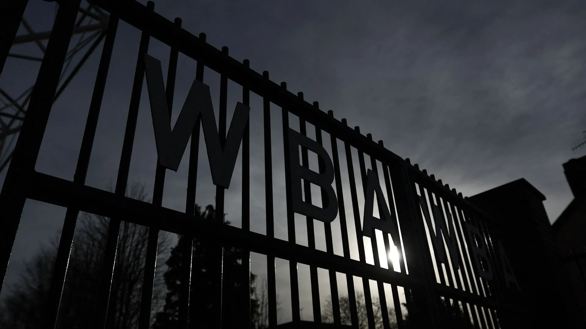 The Hawthorns chật kín khán giả, không khí căng thẳng chuẩn bị cho một trận derby vùng West Midlands