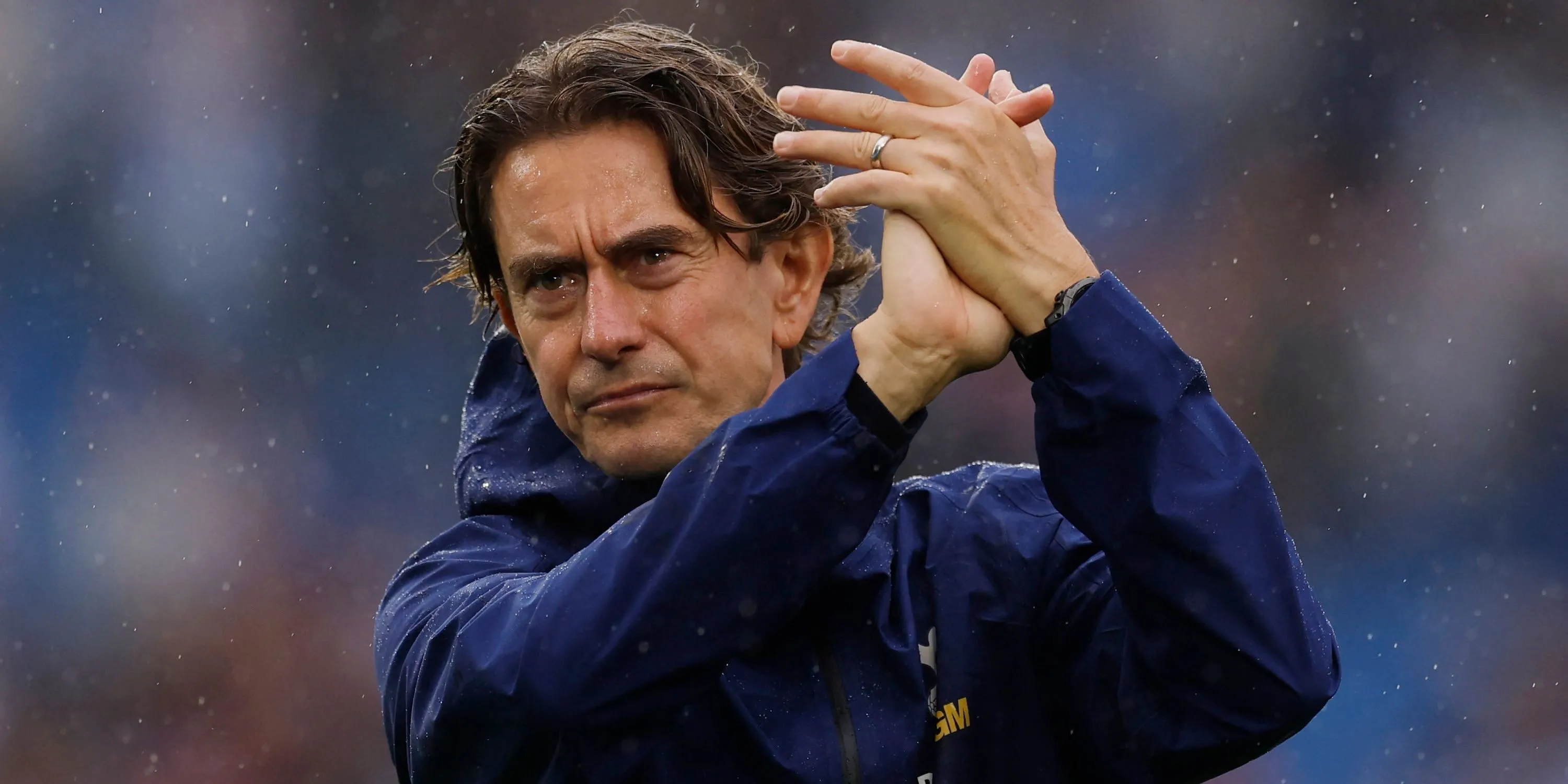 Thomas Frank vỗ tay tri ân CĐV Tottenham sau trận đấu