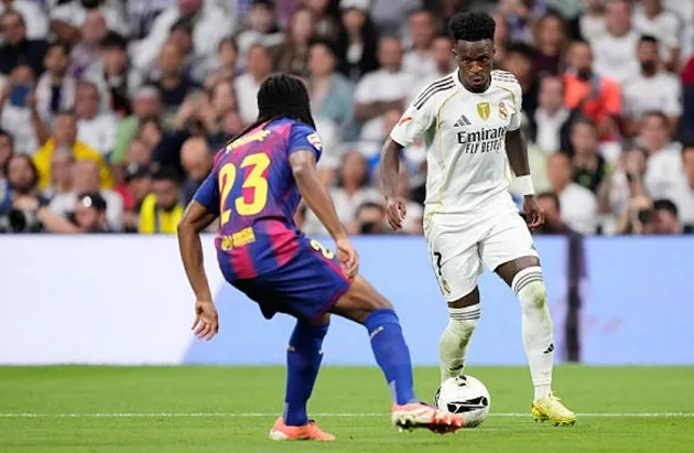 Vinicius khuấy đảo hành lang trái khiến hàng thủ Barca căng mình ở El Clasico