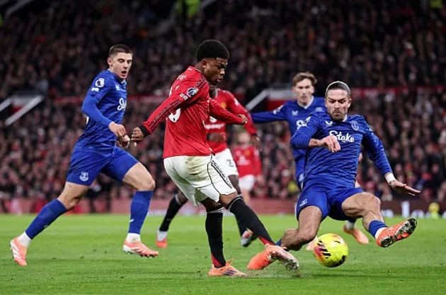 Amad – 6.8/10 điểm: Là điểm sáng hiếm hoi hiệp một và vẫn tích cực khi lùi xuống chơi wing-back