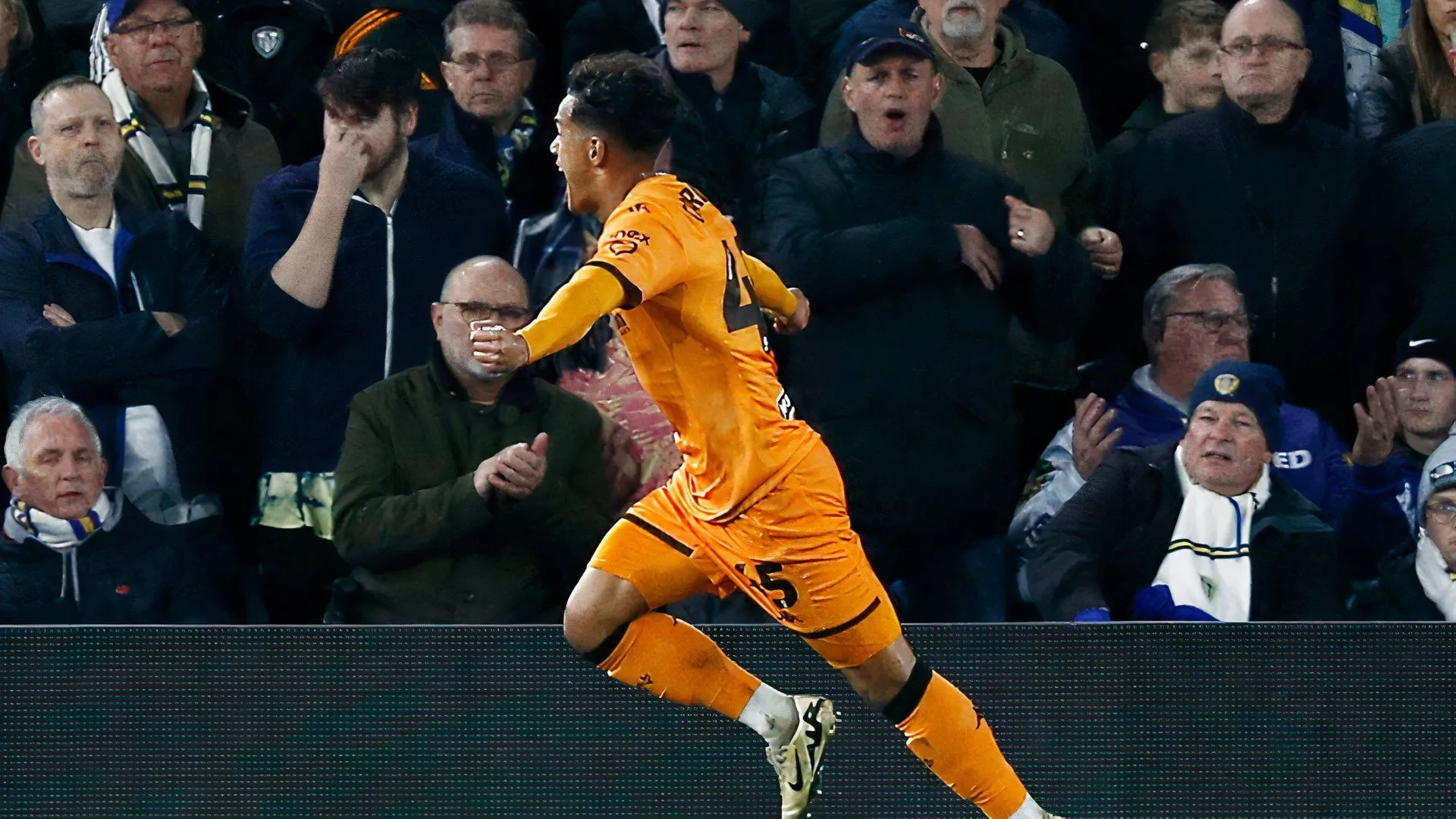 Fabio Carvalho tươi cười khi ghi bàn cho Hull City trên sân Elland Road