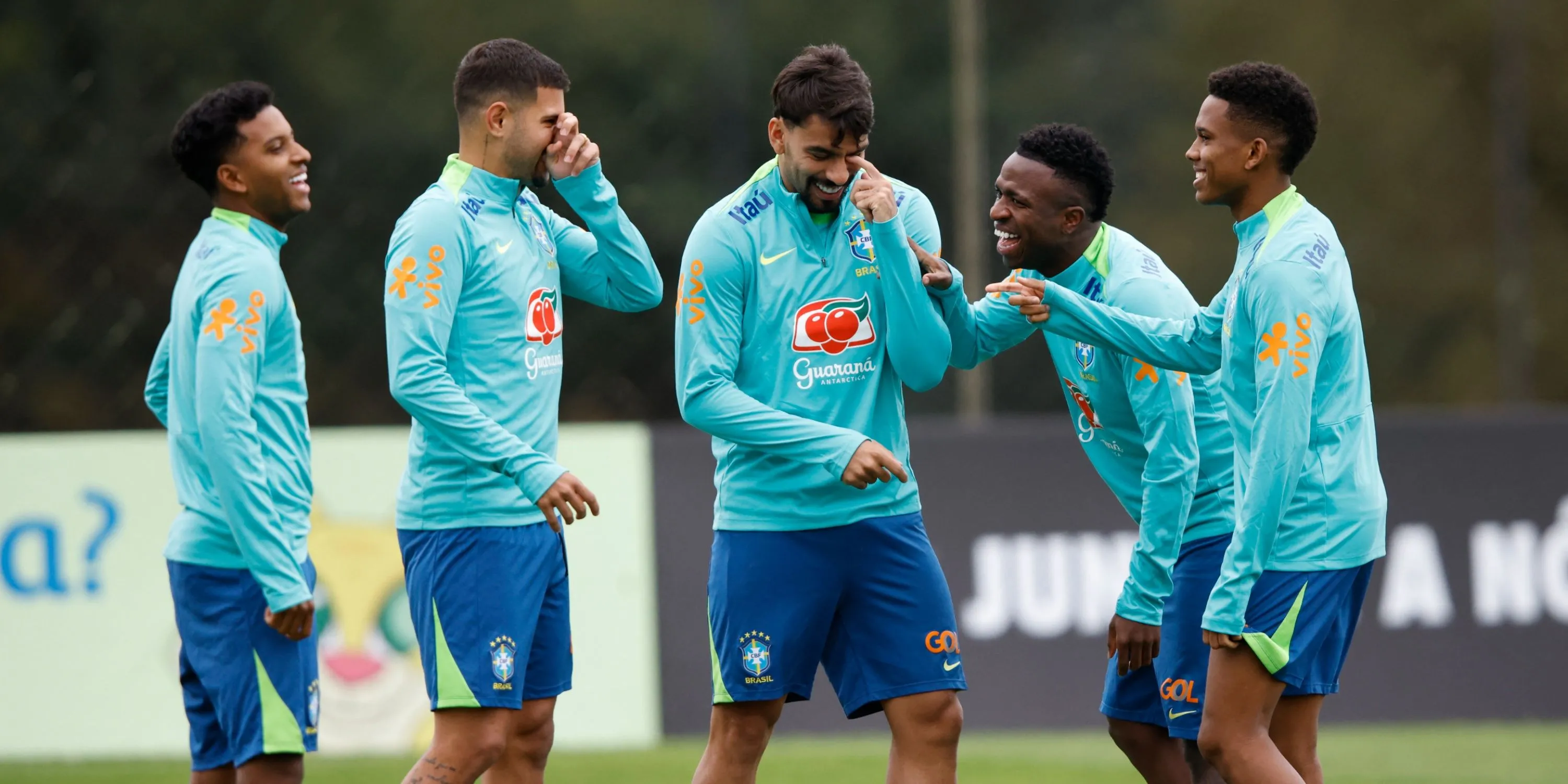 Hình ảnh Paquetá trong đội tuyển Brazil cùng Guimarães và các đồng đội