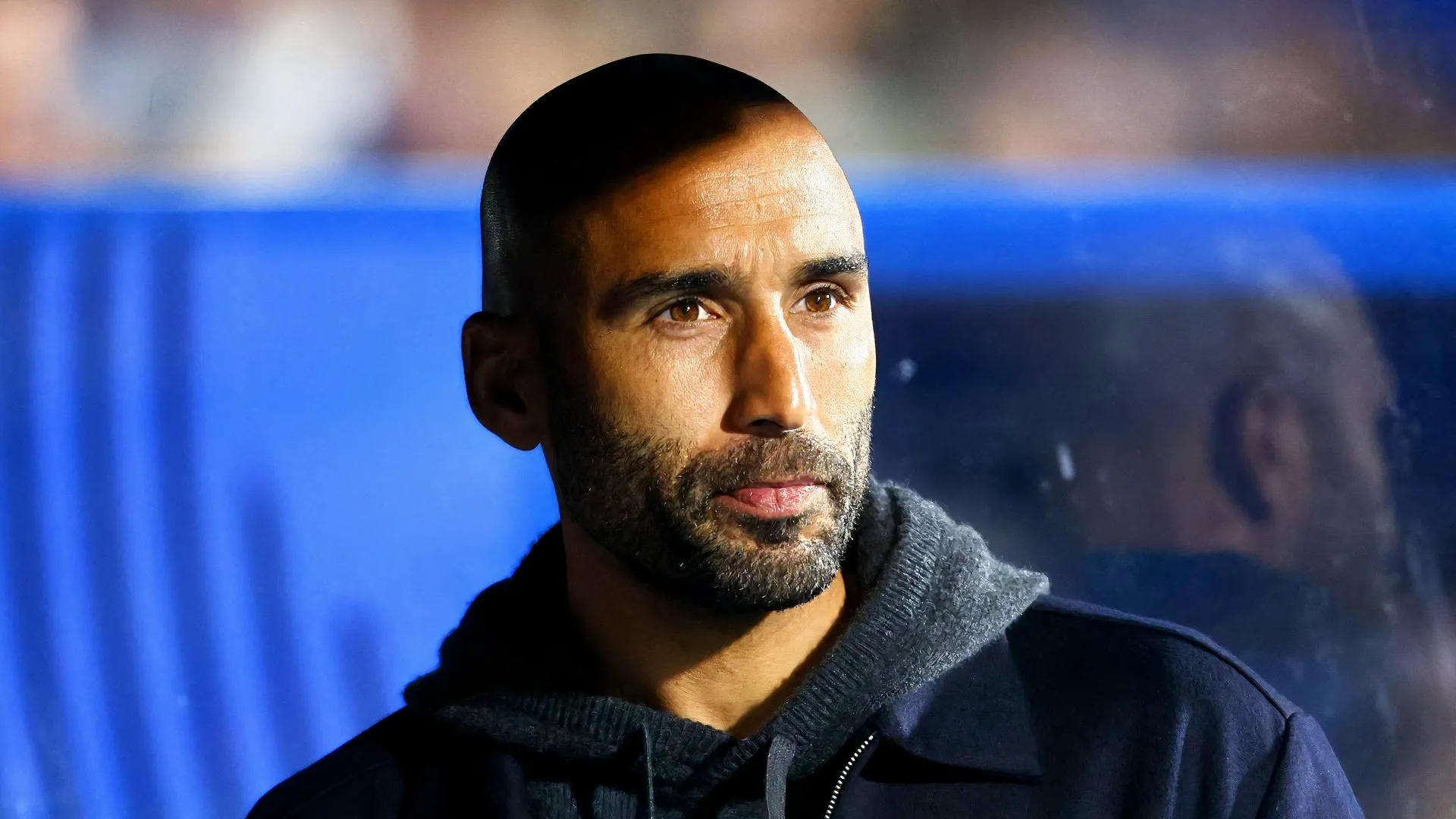 Lee Grant, huấn luyện viên Huddersfield Town, trao băng đội trưởng cho Ryan Ledson