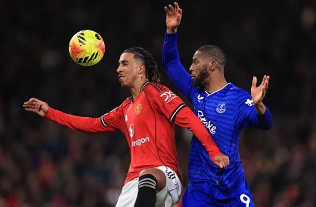 Leny Yoro – 6.8/10 điểm: Không tắc bóng dứt khoát khi Dewsbury-Hall nhận bóng trước vòng cấm, góp phần dẫn đến bàn thua