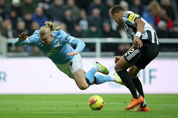 Malick Thiaw phong tỏa hoàn hảo Erling Haaland tại St James' Park.
