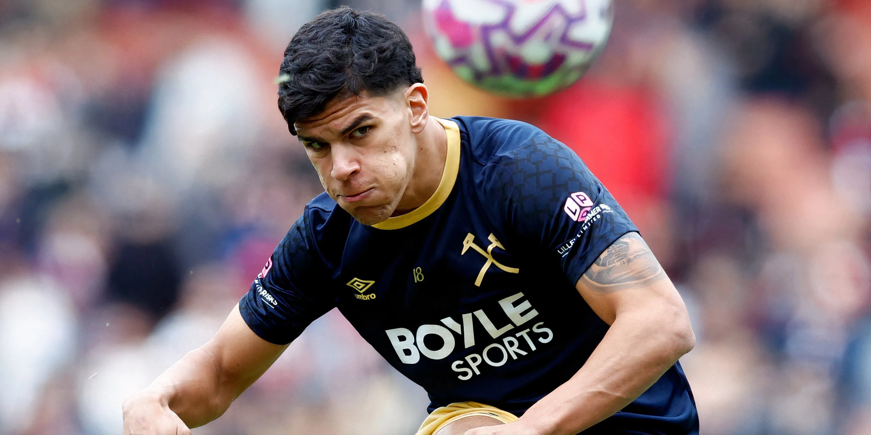 Mateus Fernandes thi đấu với sự tập trung và quyết tâm trên sân cỏ