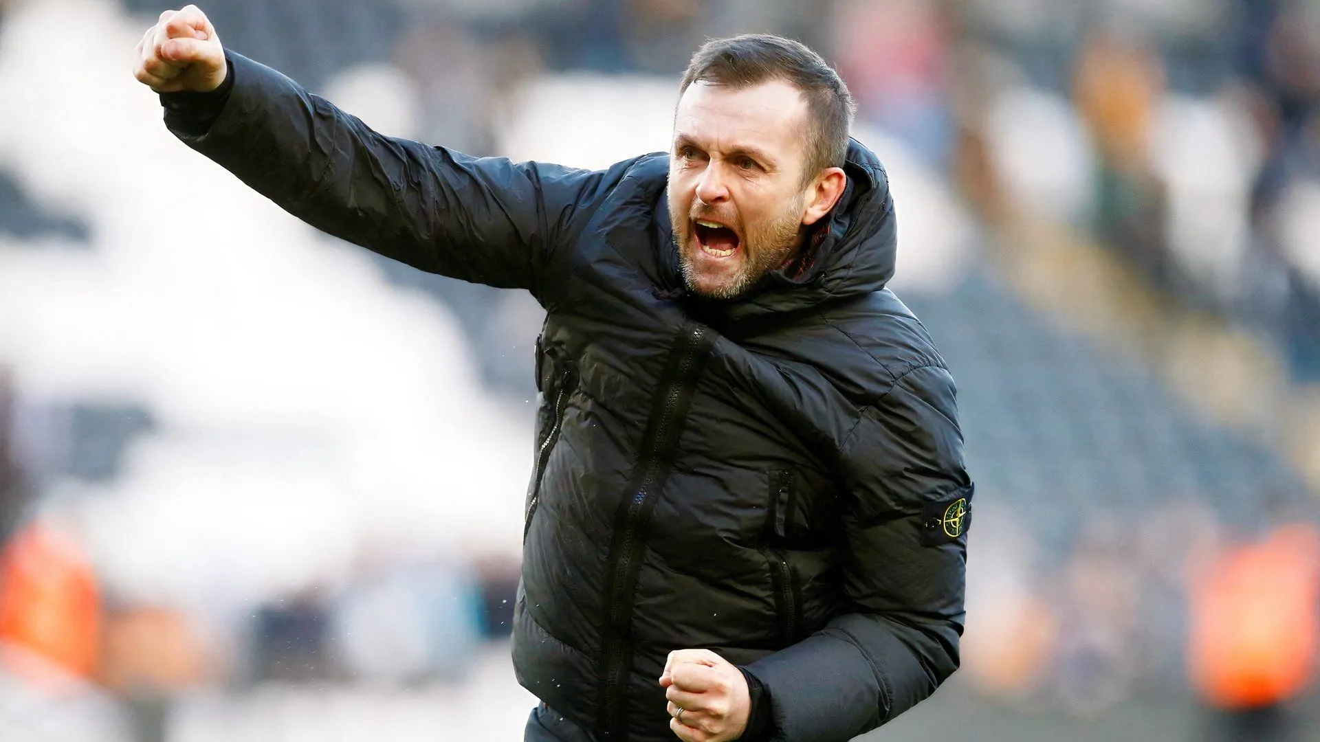 Nathan Jones, nhà quản lý Charlton Athletic, trong một khoảnh khắc chiến đấu trên sân