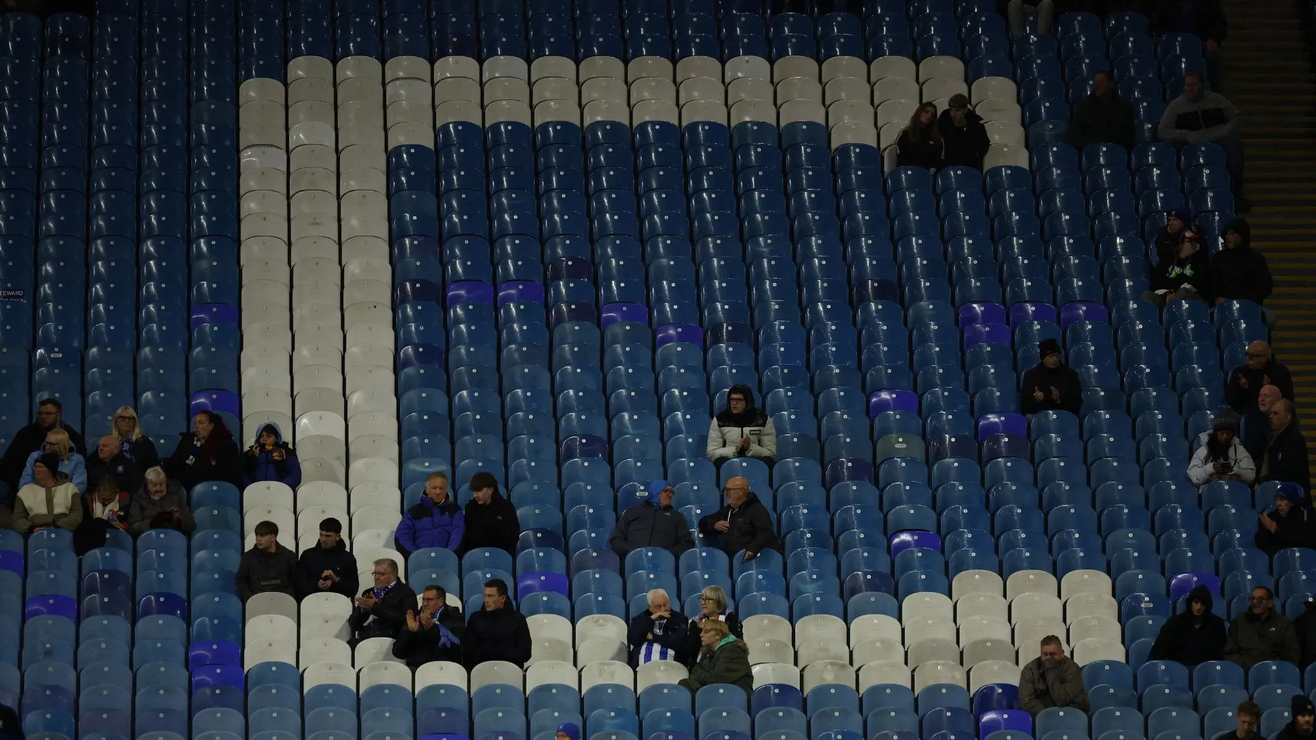 Những ghế trên khán đài North của Hillsborough với chữ Chansiri bị gỡ bỏ